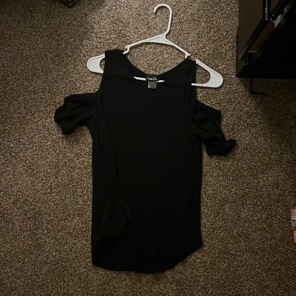 Cute shoulder solid Tee. Rue 21 Size:M